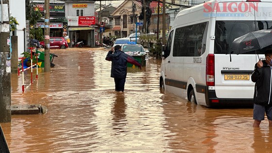 Đà Lạt lại ngập nhiều khu vực sau trận mưa lớn - Ảnh 1.