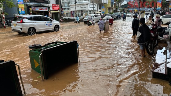 Đà Lạt lại ngập nhiều khu vực sau trận mưa lớn - Ảnh 8.