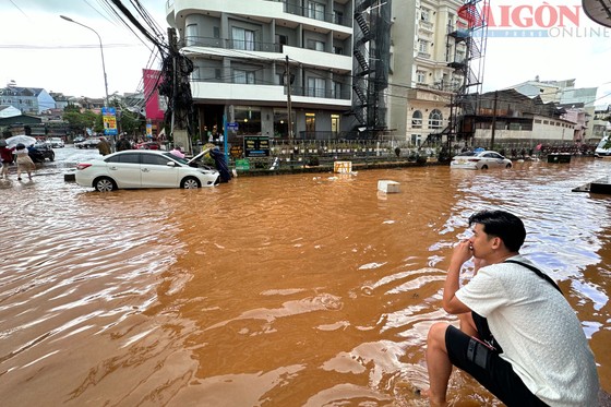 Đà Lạt lại ngập nhiều khu vực sau trận mưa lớn - Ảnh 7.
