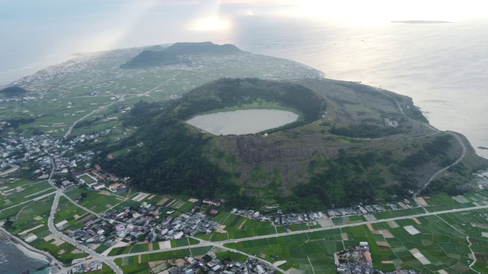 Cận cảnh miệng núi lửa niên đại hàng triệu năm trên đảo Lý Sơn - Ảnh 5.