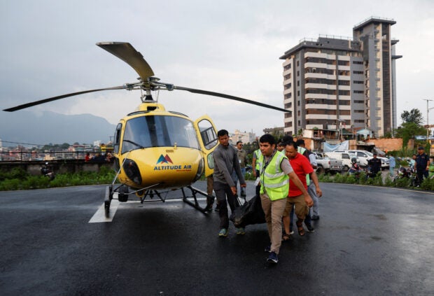 Nepal cấm các chuyến bay không cần thiết bằng trực thăng sau vụ tai nạn chết người - Ảnh 1.