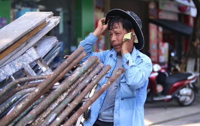 Miền Bắc sắp đón mưa lớn diện rộng, chấm dứt đợt nắng nóng dài nhất từ đầu Hè - Ảnh 1.