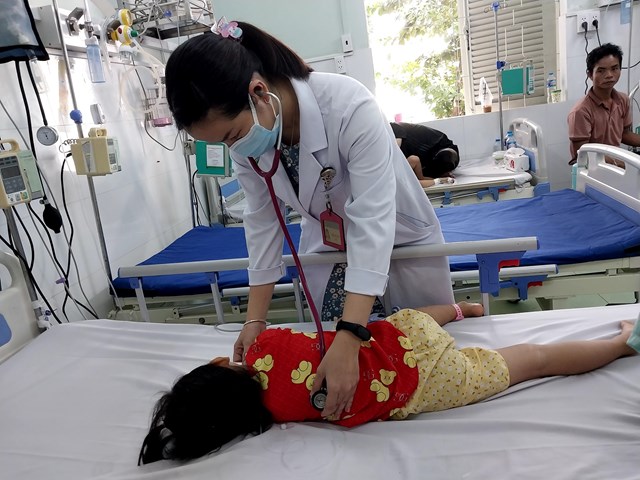 Bệnh tay chân miệng đang đến đỉnh dịch - Ảnh 1. Bệnh tay chân miệng đang đến đỉnh dịch - Ảnh 1.