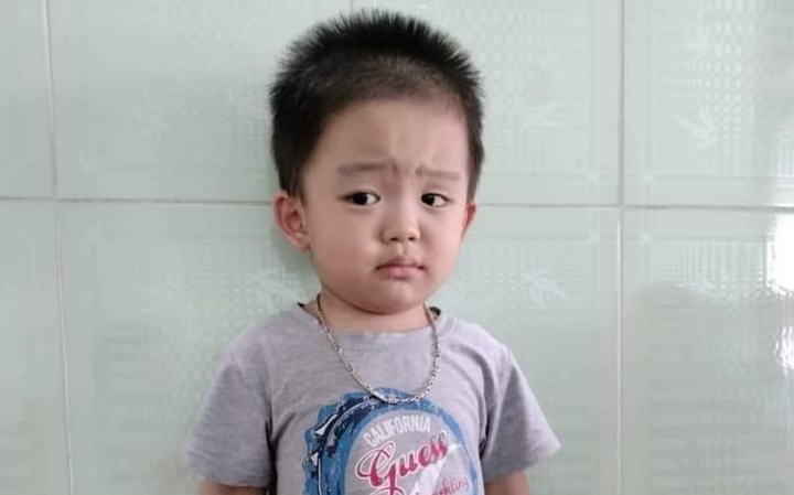 Bé trai kháu khỉnh khoảng 1-2 tuổi bị bỏ rơi ở Thừa Thiên - Huế - Ảnh 1.