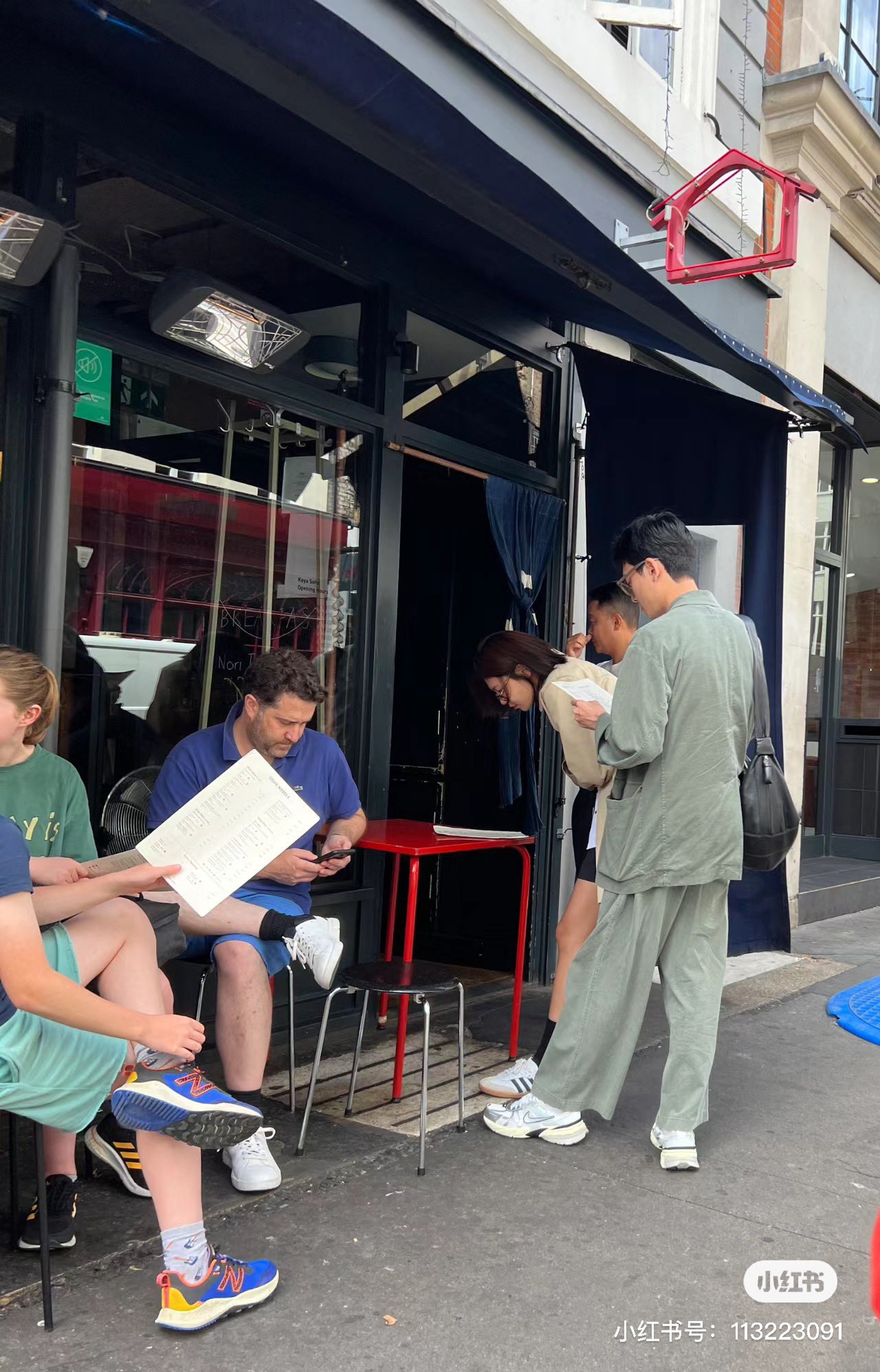 Sooyoung và Jung Kyung Ho hẹn hò ở London, công chúng xuýt xoa vì cử chỉ tinh tế của tài tử - Ảnh 1. Sooyoung và Jung Kyung Ho hẹn hò ở London, công chúng xuýt xoa vì cử chỉ tinh tế của tài tử - Ảnh 1.