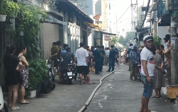 TPHCM: Nghi vấn người đ&agrave;n &ocirc;ng đốt nh&agrave; ở quận T&acirc;n Ph&uacute; - Ảnh 1.