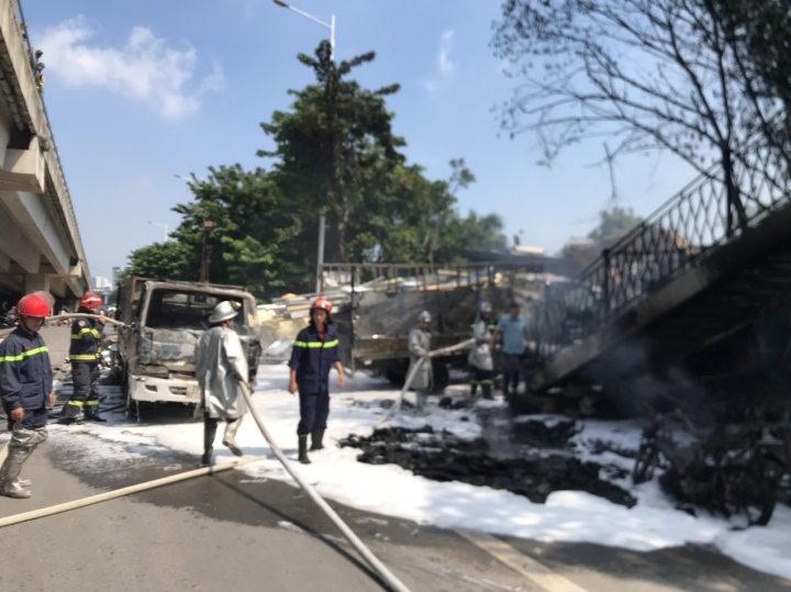 Hà Nội: Cháy bãi phế liệu nghi do hàn xì, 4 ô tô, xe máy bị thiêu rụi - Ảnh 2.