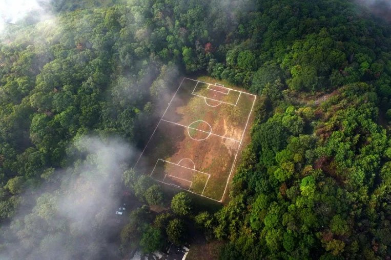 Sân bóng đá trên miệng núi lửa ở Mexico - Ảnh 1.