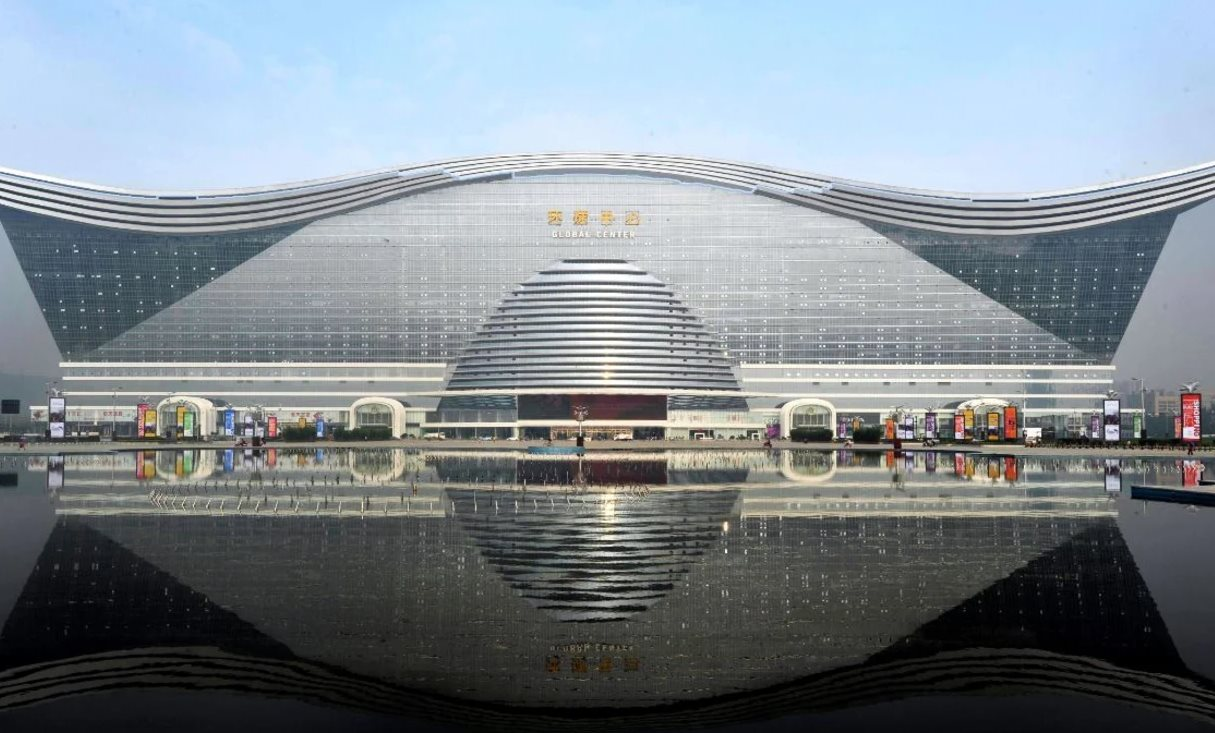 Trung Quốc sở hữu một công trình kiến trúc 'gây choáng': Tổng diện tích khủng lên tới 1,7 triệu mét vuông, tạo biển 5.000 mét vuông ngay trong nhà nhưng chỉ mất vẻn vẹn 3 năm là xây xong toàn bộ - Ảnh 1.