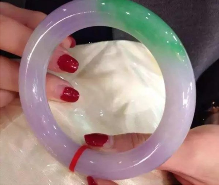 Chi 100 triệu mua tảng đá lạ, cắt ra mới biết thứ bên trong đáng giá hàng tỷ - Ảnh 2. Chi 100 triệu mua tảng đá lạ, cắt ra mới biết thứ bên trong đáng giá hàng tỷ - Ảnh 2.