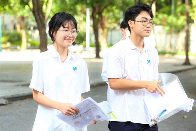 Nhiều địa phương ho&agrave;n tất chấm thi tốt nghiệp THPT - Ảnh 1.