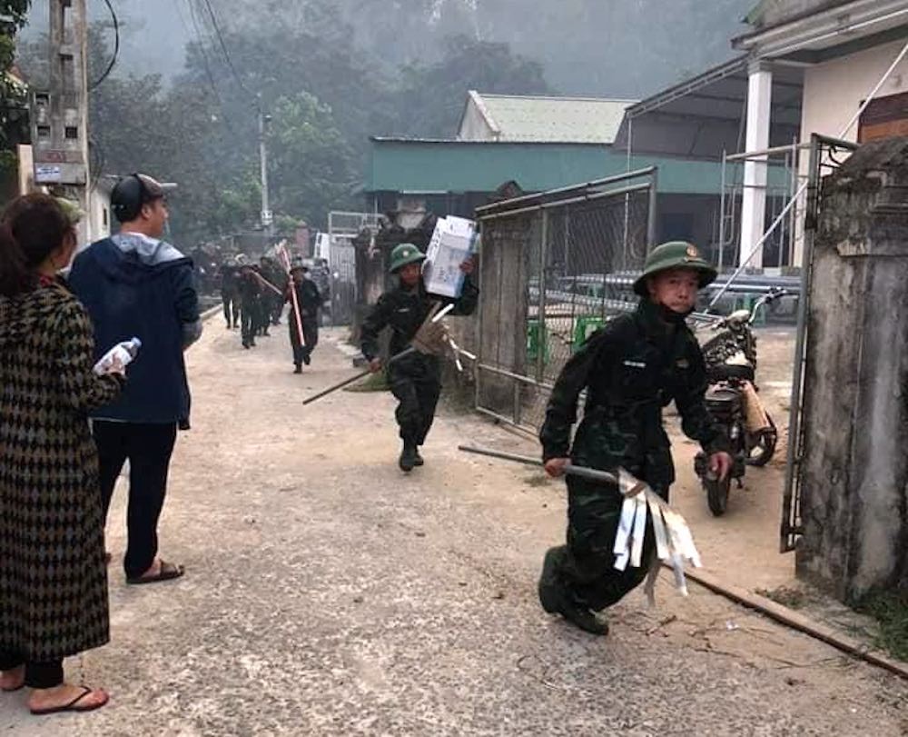Cận cảnh hàng ngàn lượt người vật lộn với đám cháy rừng thông suốt 16 giờ - Ảnh 5. Cận cảnh hàng ngàn lượt người vật lộn với đám cháy rừng thông suốt 16 giờ - Ảnh 5.