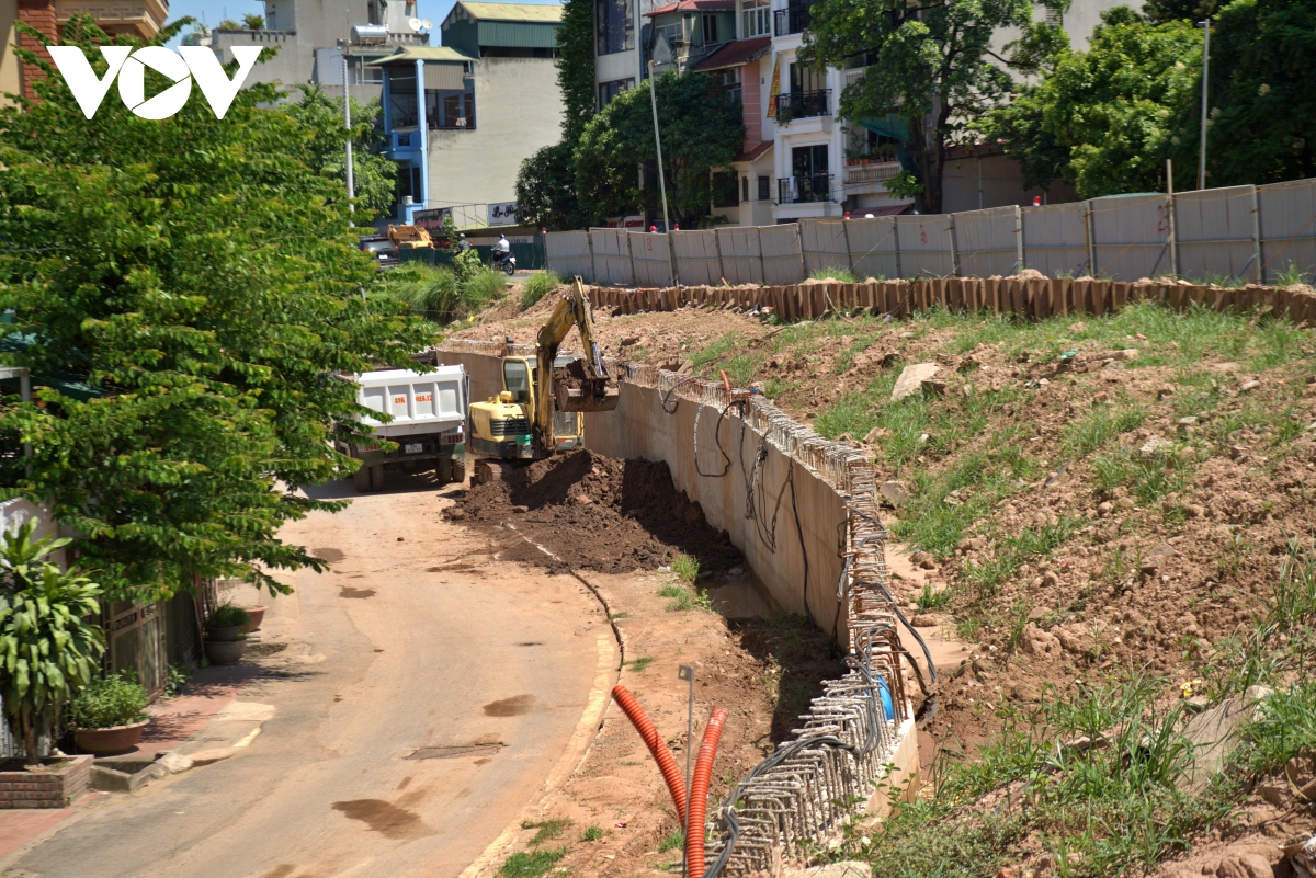 Cận cảnh đê Nghi Tàm nứt toác, thi công chậm tiến độ bất chấp mùa mưa lũ về - Ảnh 13.