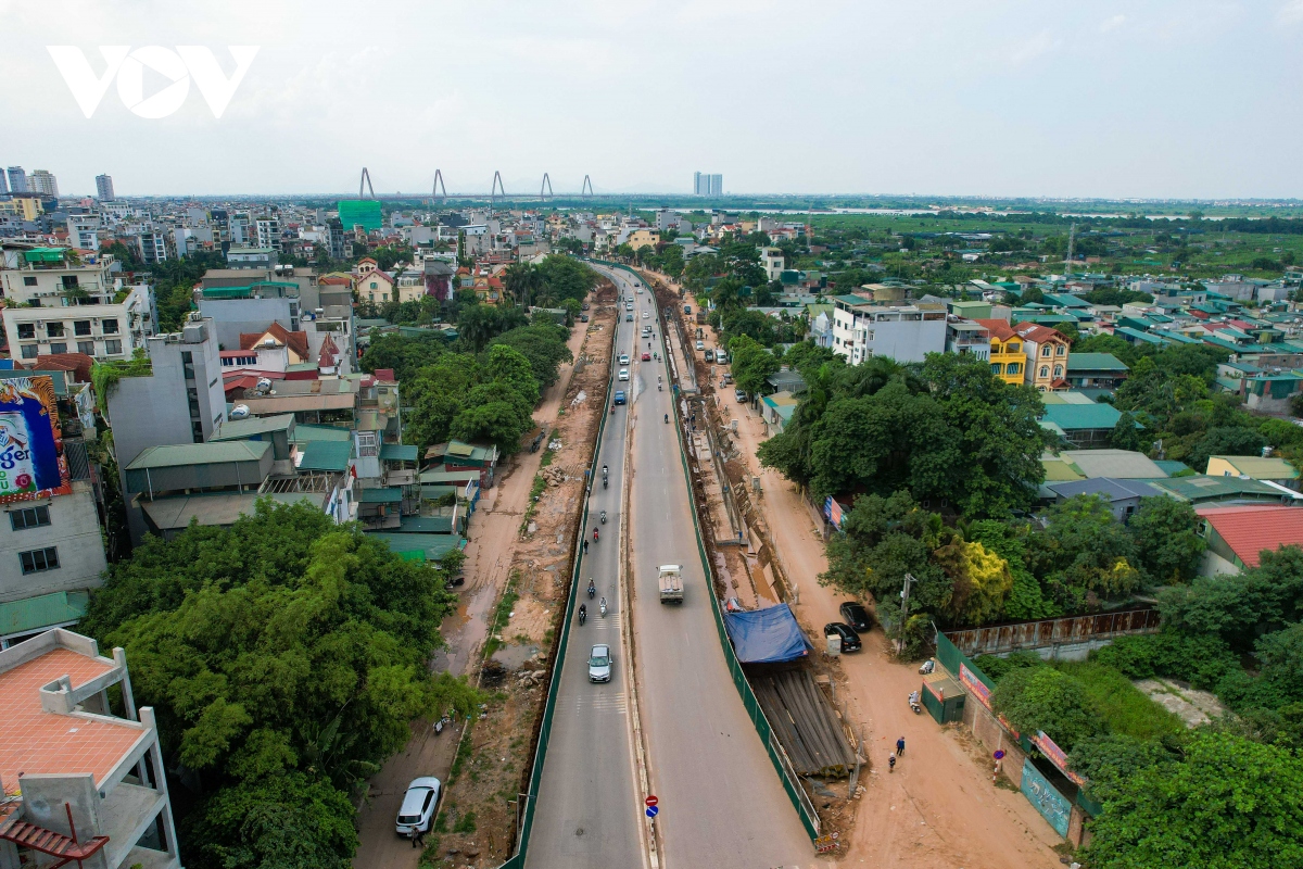 Cận cảnh đê Nghi Tàm nứt toác, thi công chậm tiến độ bất chấp mùa mưa lũ về - Ảnh 1.