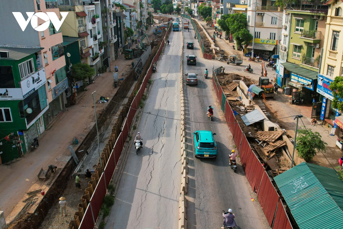 Cận cảnh đê Nghi Tàm nứt toác, thi công chậm tiến độ bất chấp mùa mưa lũ về - Ảnh 7.