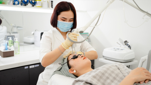 ThS. BS L&ecirc; Cao Nguy&ecirc;n n&oacute;i về phương ph&aacute;p chăm s&oacute;c da sẹo rỗ đa phương thức - Ảnh 4.