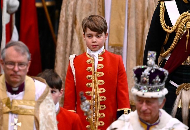 Hoàng tử George biết về tương lai thừa kế ngai vàng - Ảnh 1.