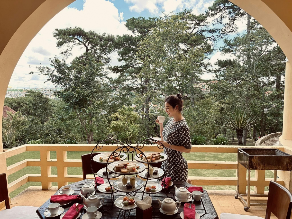 Khoảnh khắc Jennifer Phạm thưởng thức trà chiều cùng chồng tại Đà Lạt - Ảnh 2.