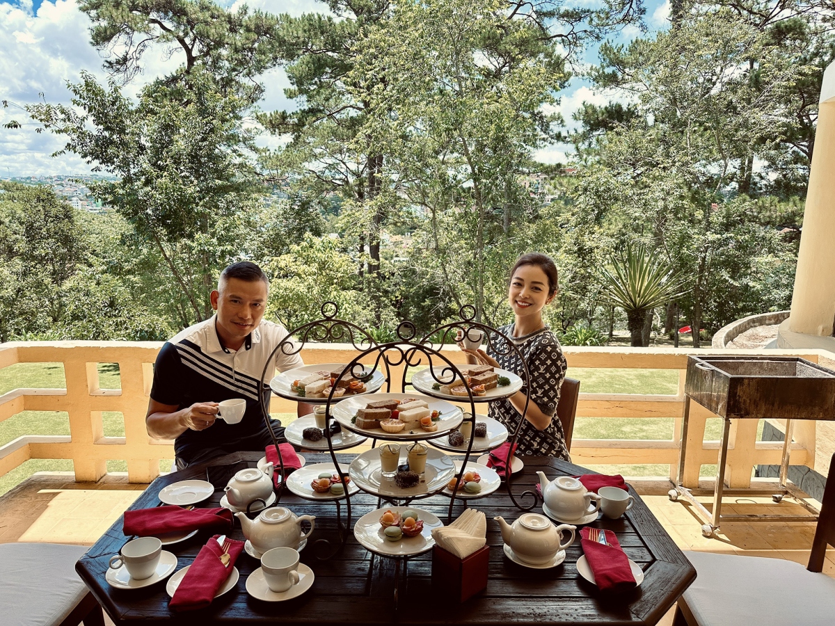 Khoảnh khắc Jennifer Phạm thưởng thức trà chiều cùng chồng tại Đà Lạt - Ảnh 1.