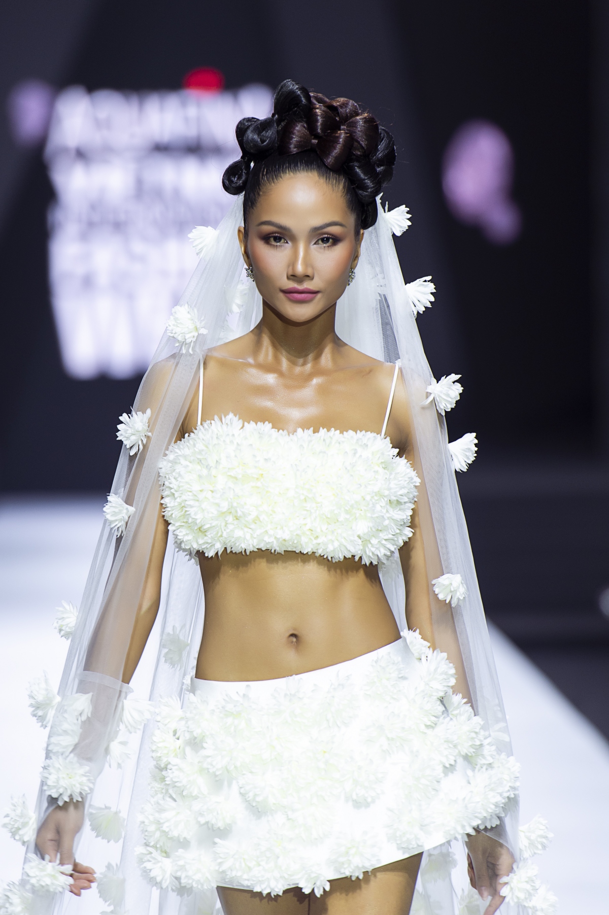 HH'Hen Niê mặc váy cưới “Crystalline&quot; lên sàn runway sau nghi vấn kết hôn - Ảnh 3.