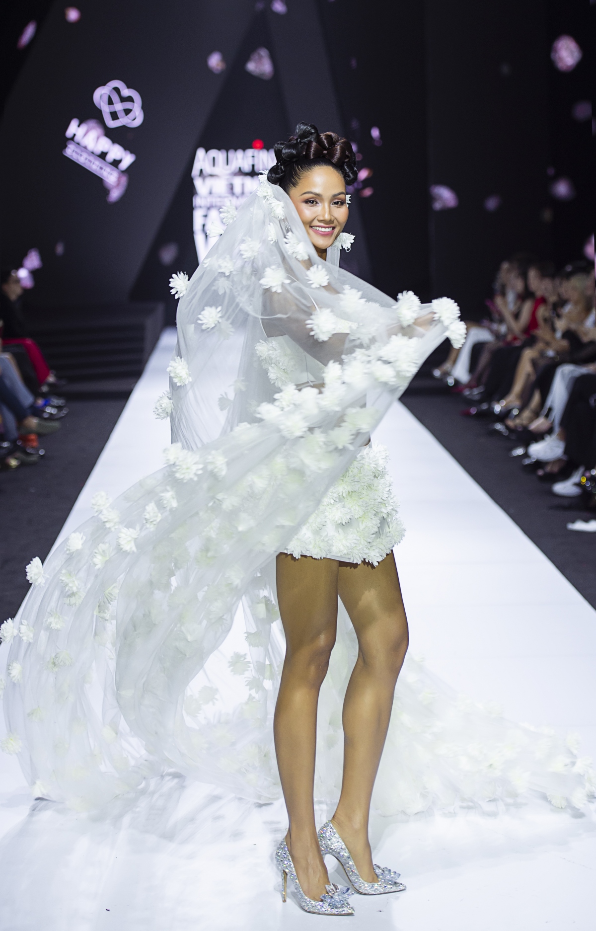HH'Hen Niê mặc váy cưới “Crystalline&quot; lên sàn runway sau nghi vấn kết hôn - Ảnh 4.