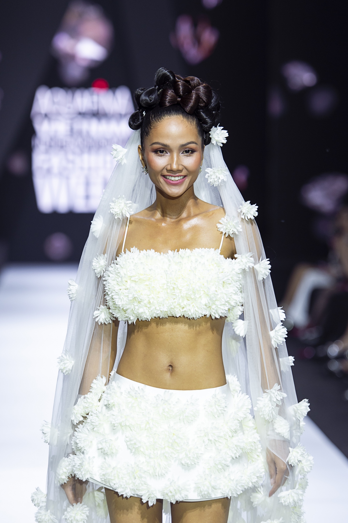 HH'Hen Niê mặc váy cưới “Crystalline&quot; lên sàn runway sau nghi vấn kết hôn - Ảnh 2.