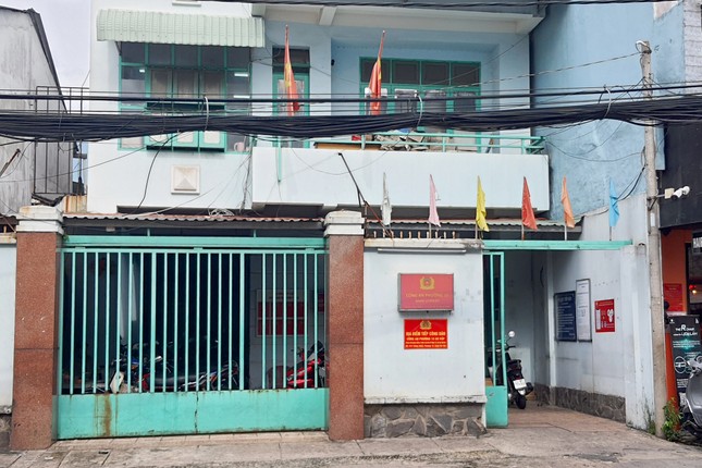 Truy tìm người đàn ông xông vào trụ sở tấn công công an phường - Ảnh 2. Truy tìm người đàn ông xông vào trụ sở tấn công công an phường - Ảnh 2.