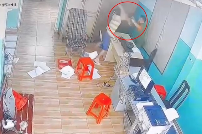 Truy tìm người đàn ông xông vào trụ sở tấn công công an phường - Ảnh 1. Truy tìm người đàn ông xông vào trụ sở tấn công công an phường - Ảnh 1.