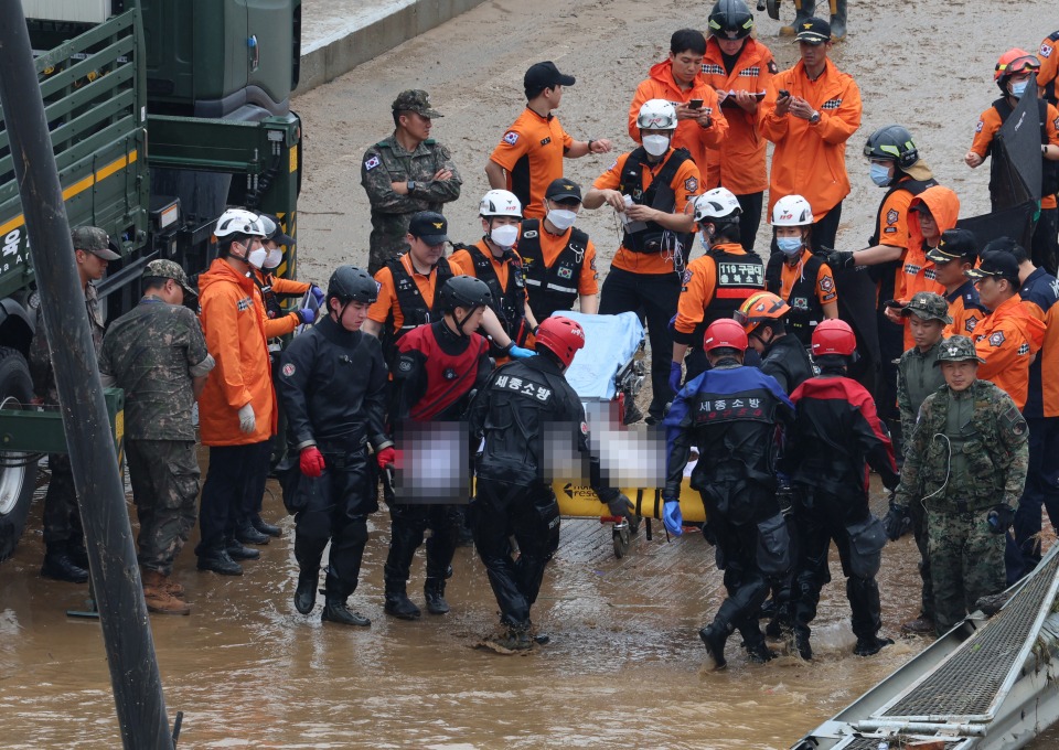 Xe buýt kẹt trong đường hầm vì mưa lớn ở Hàn Quốc, hàng chục người tử vong thương tâm - Ảnh 2.