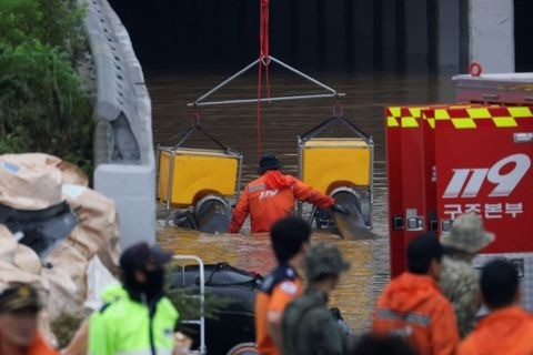 31 người thiệt mạng do mưa lớn ở Hàn Quốc, tìm thấy 5 thi thể mắc kẹt dưới đường hầm - Ảnh 3.
