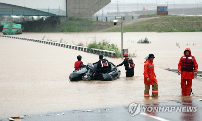31 người thiệt mạng do mưa lớn ở Hàn Quốc, tìm thấy 5 thi thể mắc kẹt dưới đường hầm ngập lụt