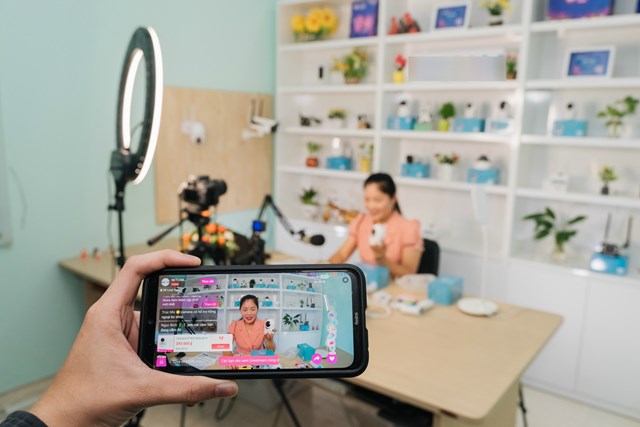 Cẩn trọng với những lời mời chào mua sắm hấp dẫn từ livestream bán hàng.
