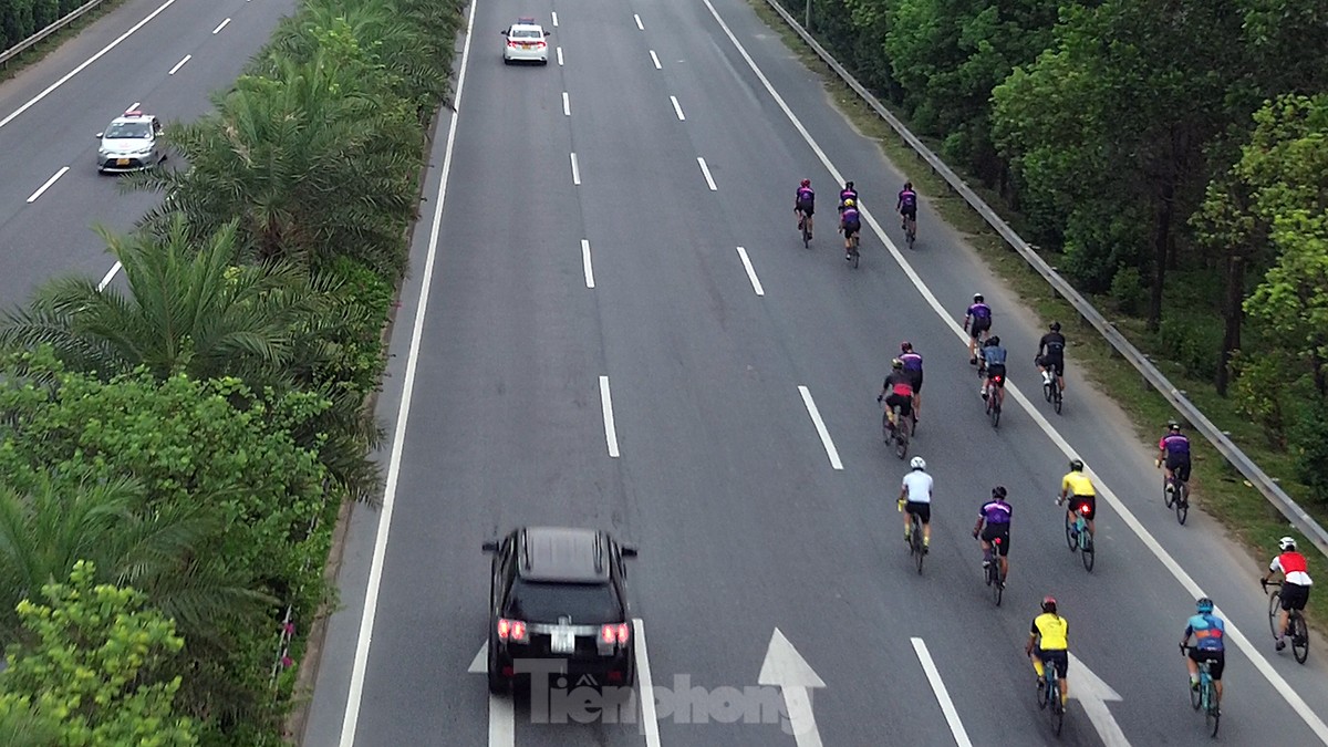 Những đoàn xe đạp 'đua với tử thần' trên cao tốc 80km/giờ - Ảnh 2.