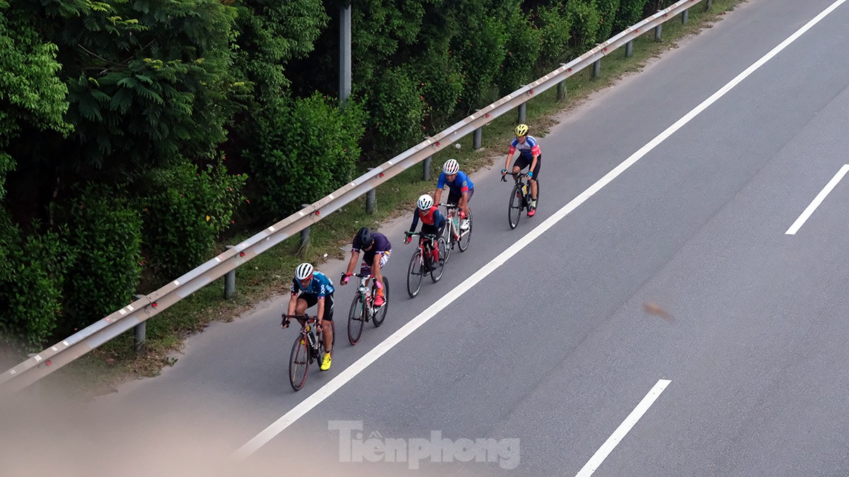 Những đoàn xe đạp 'đua với tử thần' trên cao tốc 80km/giờ - Ảnh 3.