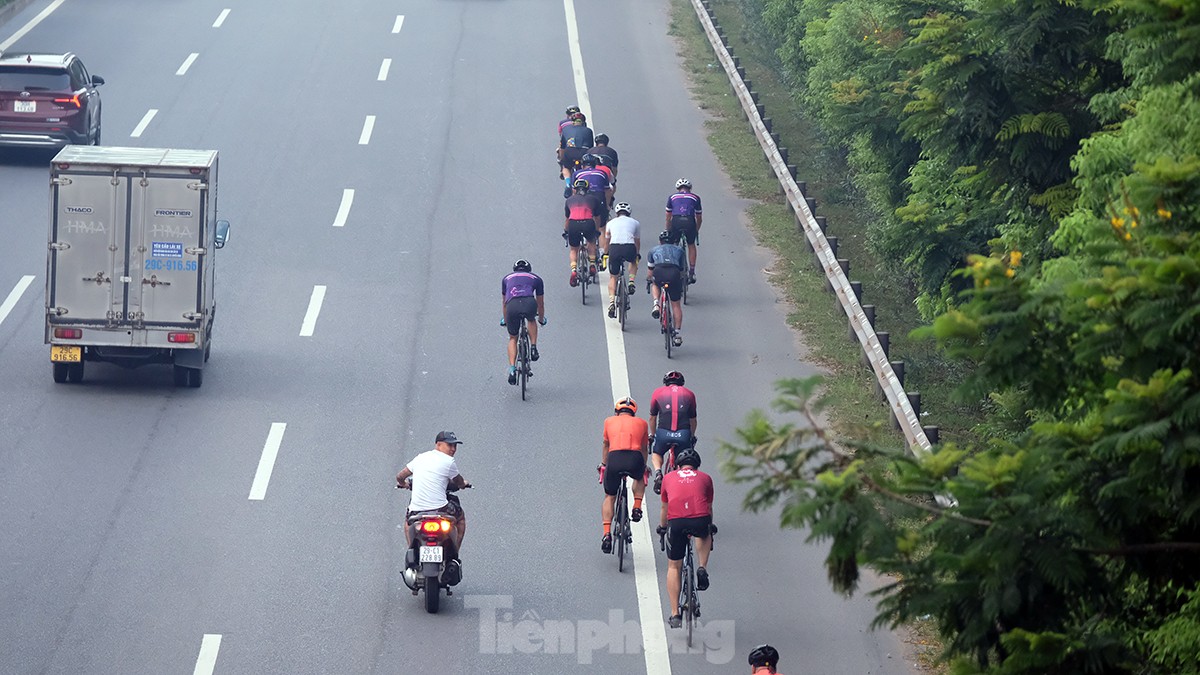 Những đoàn xe đạp 'đua với tử thần' trên cao tốc 80km/giờ - Ảnh 4.