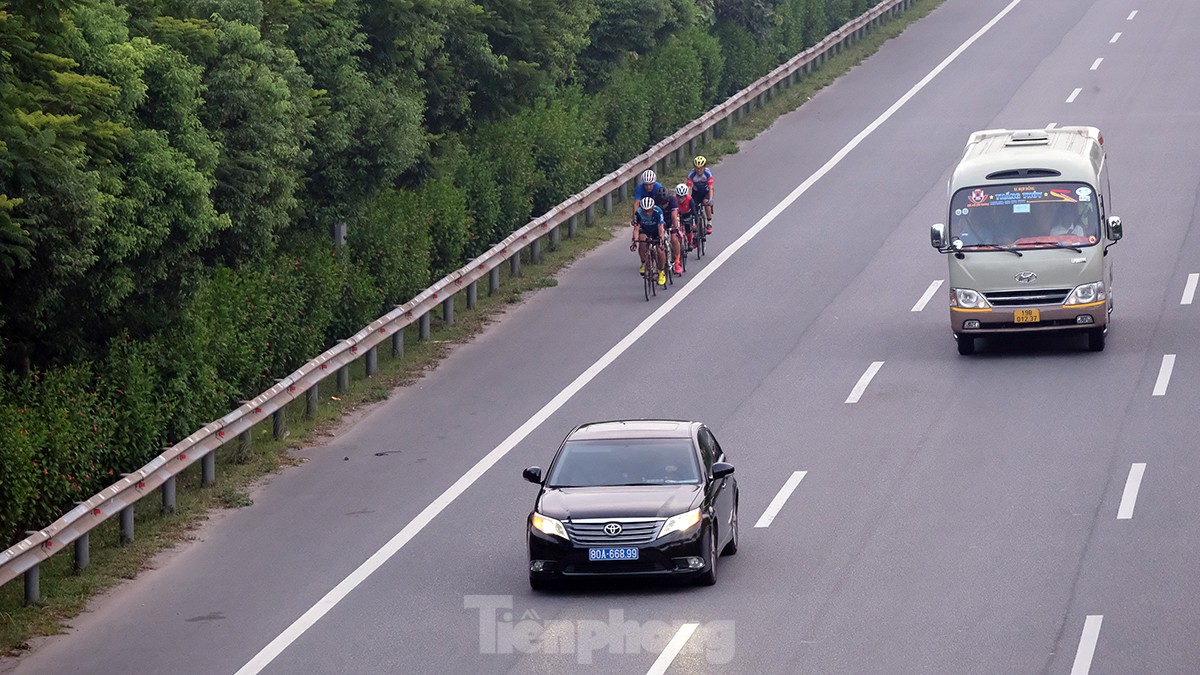 Những đoàn xe đạp 'đua với tử thần' trên cao tốc 80km/giờ - Ảnh 5.