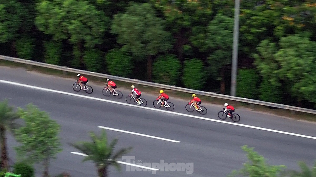 Những đoàn xe đạp 'đua với tử thần' trên cao tốc 80km/giờ - Ảnh 6.