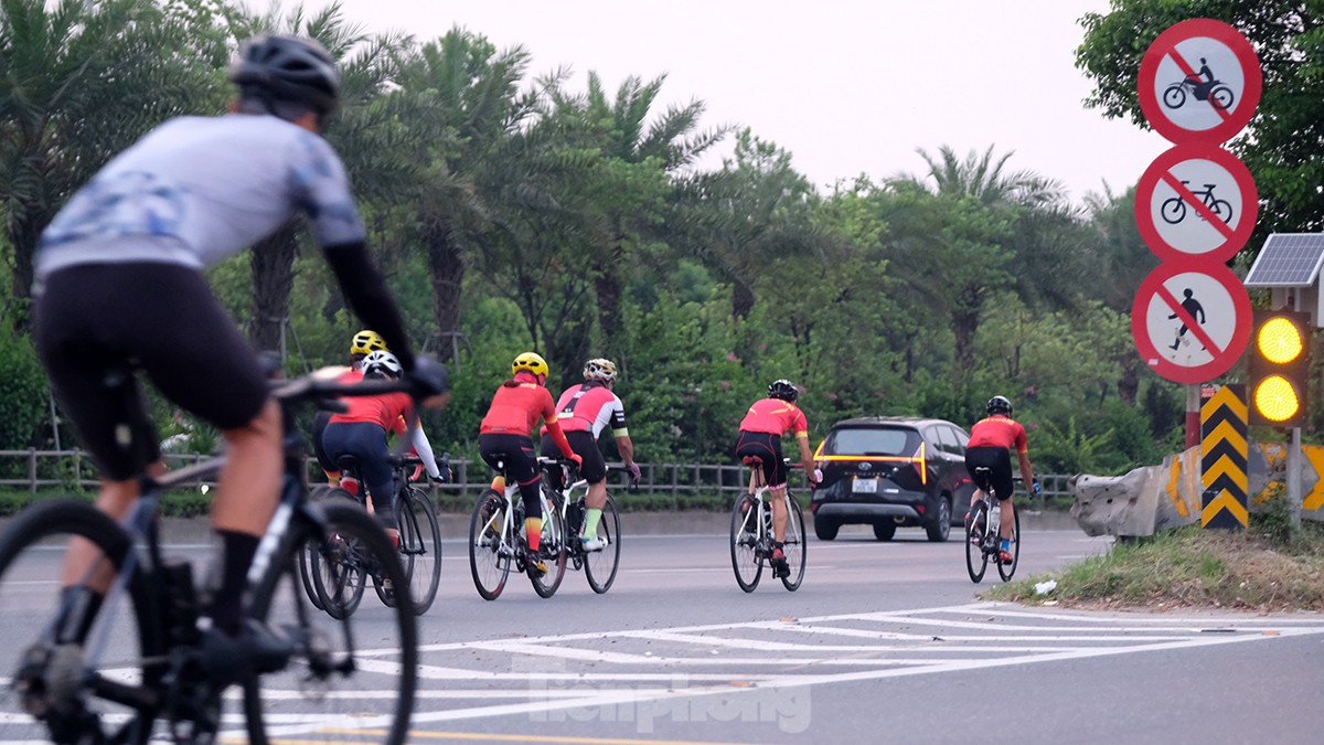 Những đoàn xe đạp 'đua với tử thần' trên cao tốc 80km/giờ - Ảnh 7.