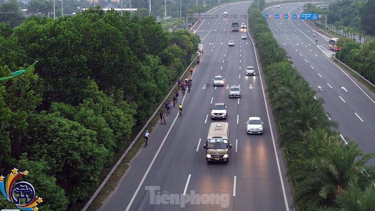 Những đoàn xe đạp 'đua với tử thần' trên cao tốc 80km/giờ - Ảnh 10.