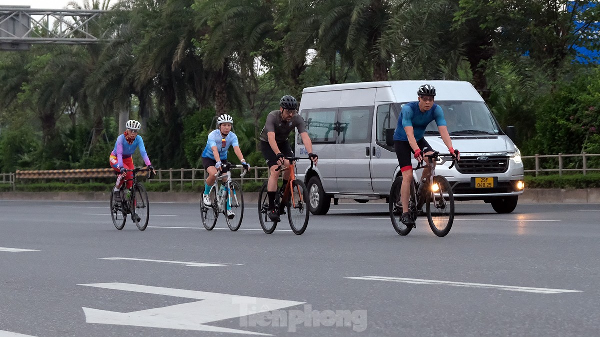 Những đoàn xe đạp 'đua với tử thần' trên cao tốc 80km/giờ - Ảnh 9.