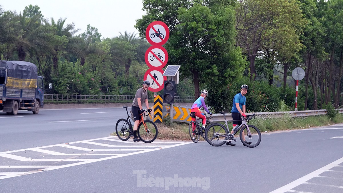 Những đoàn xe đạp 'đua với tử thần' trên cao tốc 80km/giờ - Ảnh 12.