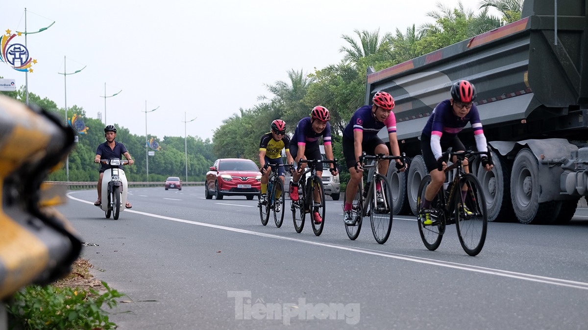 Những đoàn xe đạp 'đua với tử thần' trên cao tốc 80km/giờ - Ảnh 13.