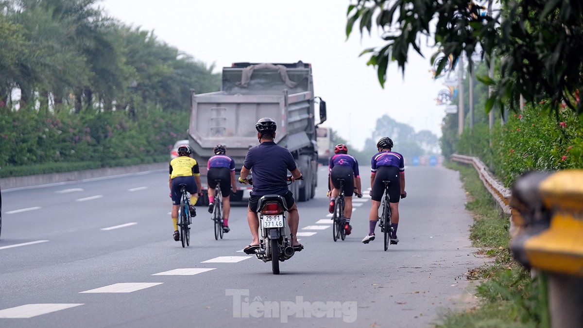 Những đoàn xe đạp 'đua với tử thần' trên cao tốc 80km/giờ - Ảnh 14.