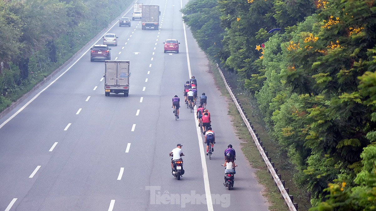 Những đoàn xe đạp 'đua với tử thần' trên cao tốc 80km/giờ - Ảnh 15.