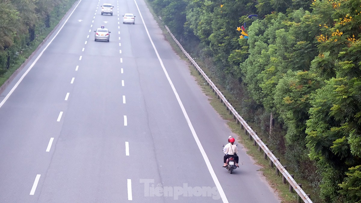 Những đoàn xe đạp 'đua với tử thần' trên cao tốc 80km/giờ - Ảnh 17.