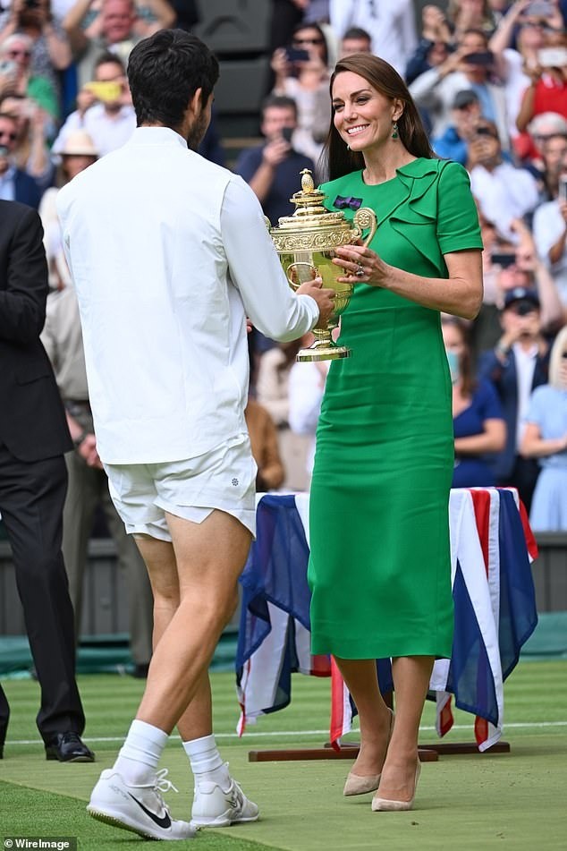 Hoàng gia Anh và dàn sao hạng A ngồi chật kín khán đài chung kết Wimbledon - Ảnh 13.