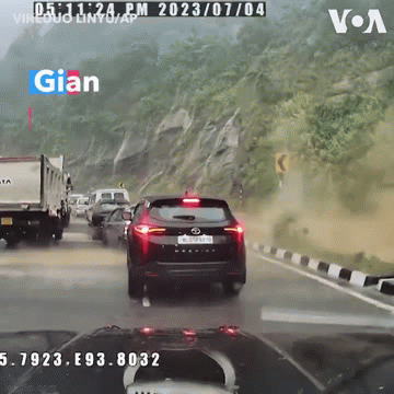 Ô tô đang đi thì gặp tai họa từ trên trời rơi xuống, clip hiện trường gây rùng mình - Ảnh 1. Ô tô đang đi thì gặp tai họa từ trên trời rơi xuống, clip hiện trường gây rùng mình - Ảnh 1.