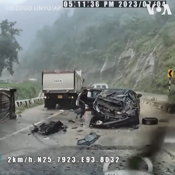 Ô tô đang đi thì gặp tai họa từ trên trời rơi xuống, clip hiện trường gây rùng mình - Ảnh 2. Ô tô đang đi thì gặp tai họa từ trên trời rơi xuống, clip hiện trường gây rùng mình - Ảnh 2.