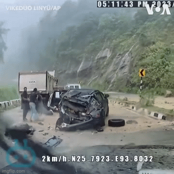 Ô tô đang đi thì gặp tai họa từ trên trời rơi xuống, clip hiện trường gây rùng mình - Ảnh 3. Ô tô đang đi thì gặp tai họa từ trên trời rơi xuống, clip hiện trường gây rùng mình - Ảnh 3.
