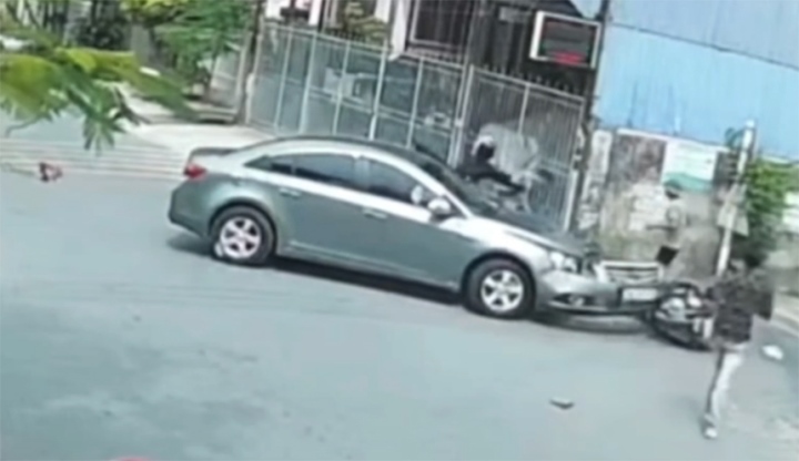 Người đàn ông lái ô tô tông trực diện đôi nam nữ đi xe máy, nghi đánh ghen - Ảnh 2.